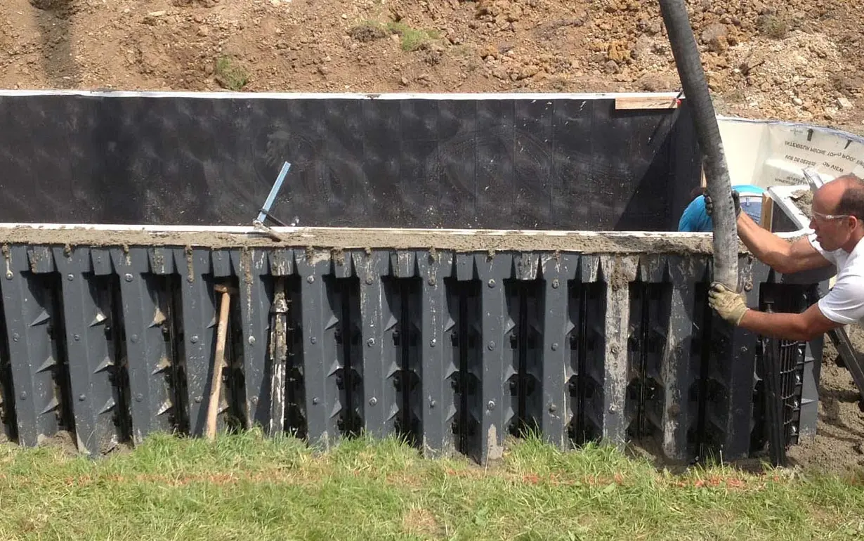 Betonieren Seitenwände des Pools Bregenz