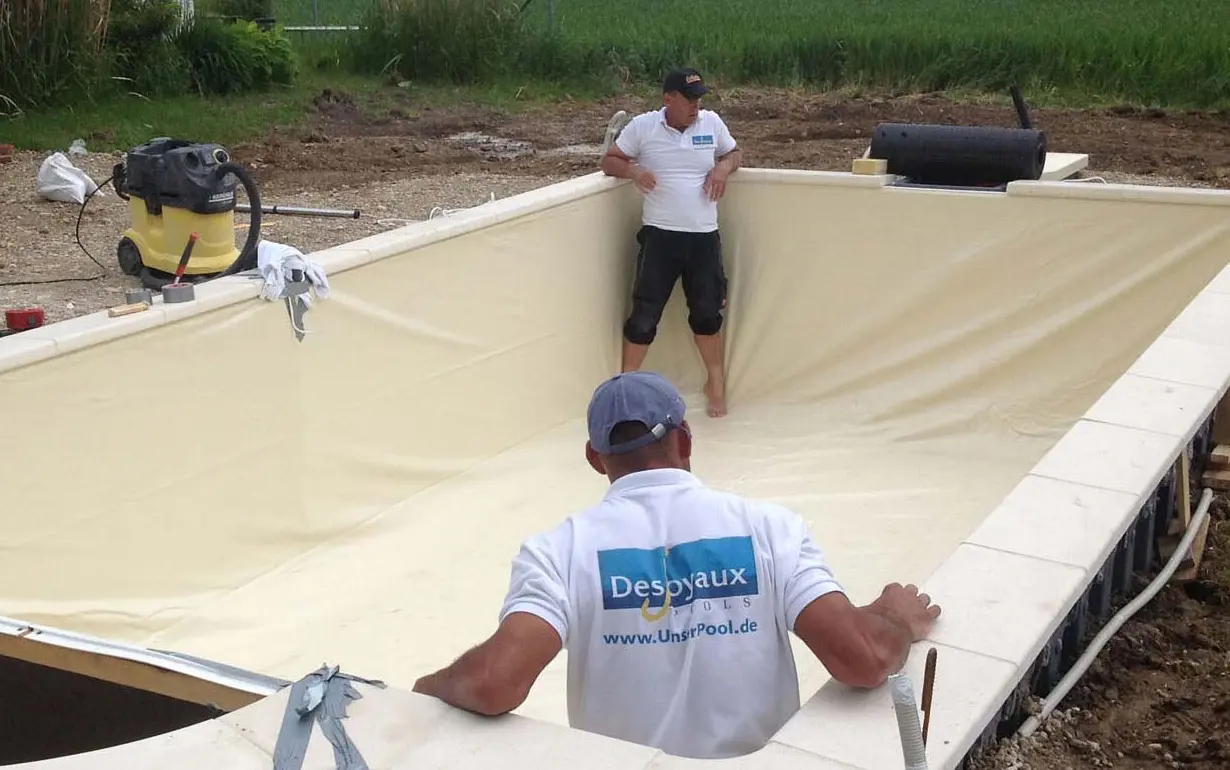 Pool bauen Bregenz einpassen der Folie