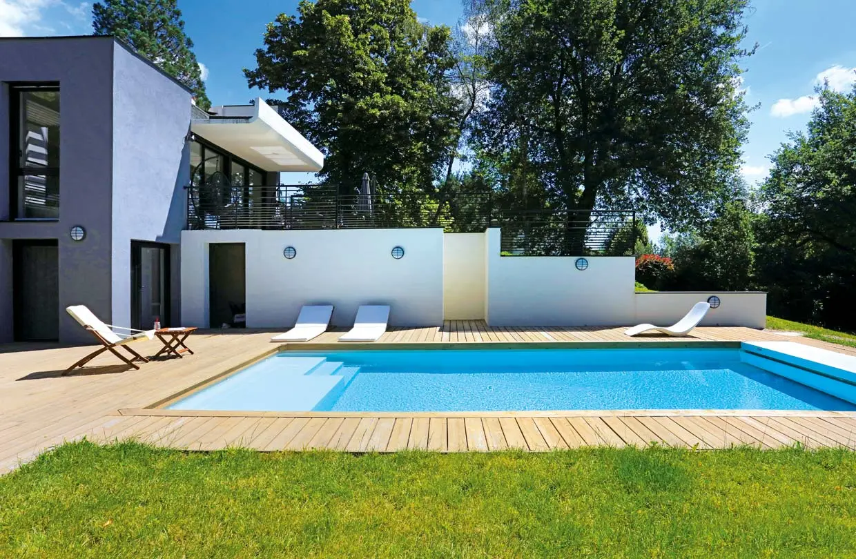 Swimmingpool aus einer Hand